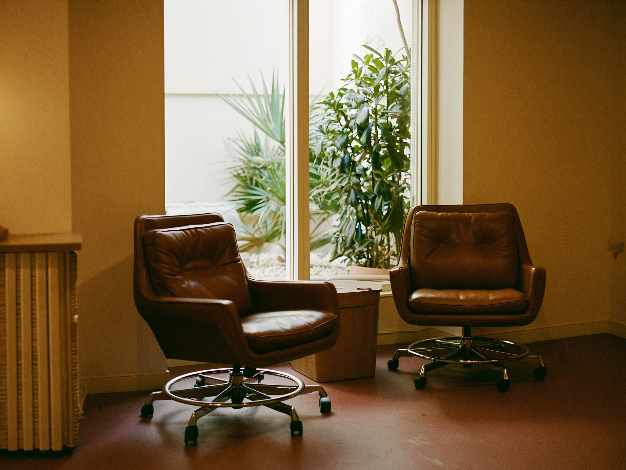 Consulta de terapia acogedora con sillones y luz natural suave