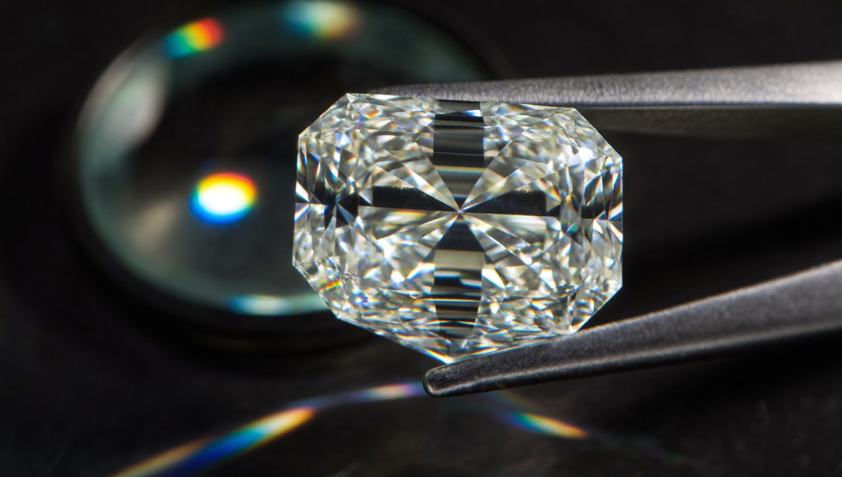 Laser inscription verification on a seven carat lab-grown diamond girdle